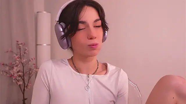 mystica  online show from November 27, 2025, 8:48 am