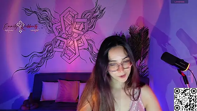 Snapshot of Emmi_Roberts chatting on June 11, 2026, 12:01 am Emmi Roberts online show from June 11, 2026, 12:01 am