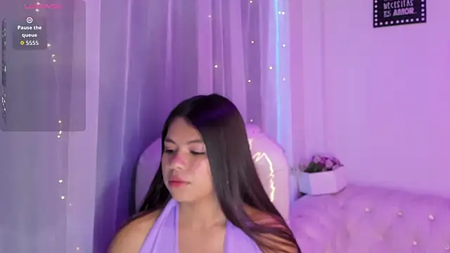 Pretty Johnson  online show from November 7, 2025, 11:37 am