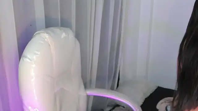 Pretty Johnson  online show from February 16, 2026, 11:09 am