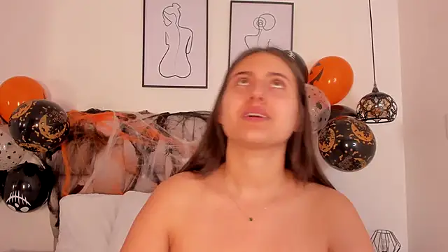 Hanna Evans   online show from October 23, 2025, 12:37 pm