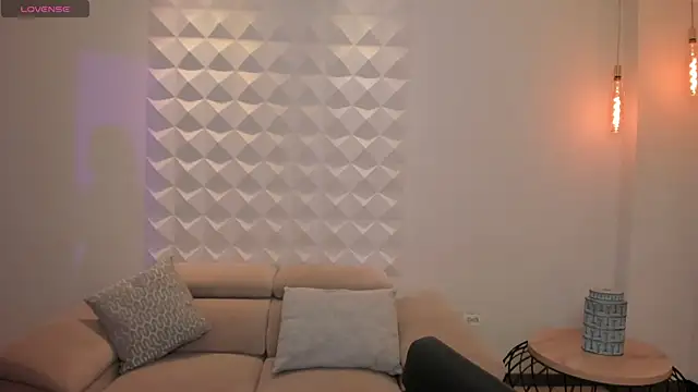 MaiaCollins online show from October 3, 2025, 1:01 pm