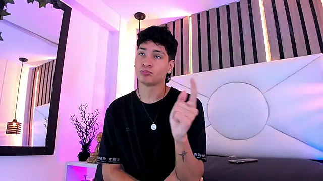 Jhojan twink online show from November 4, 2025, 7:06 pm