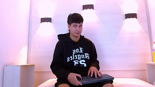 Snapshot of Jhojan_twink chatting on December 19, 2025, 1:13 pm Jhojan twink online show from December 19, 2025, 1:13 pm