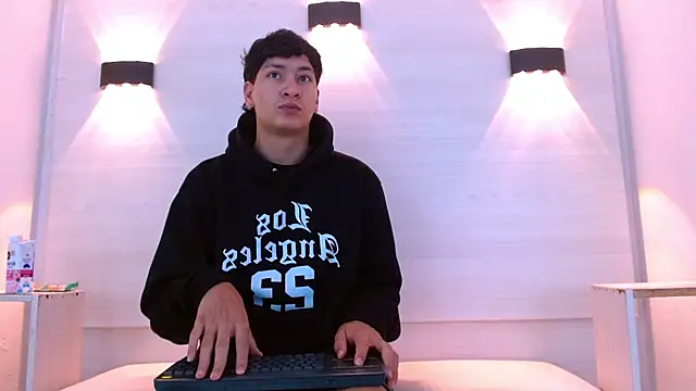 Jhojan twink online show from December 5, 2025, 12:04 pm