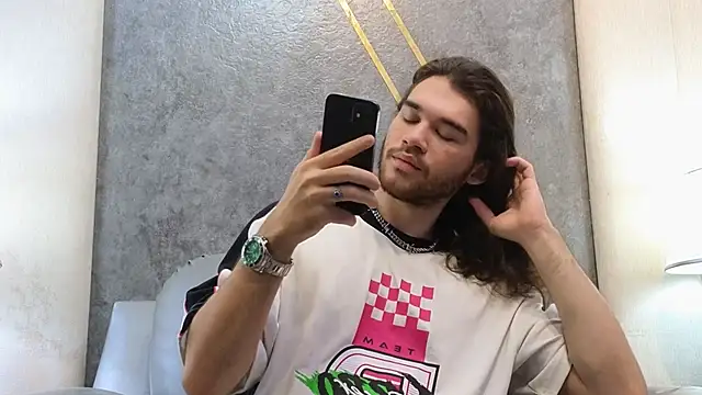 Snapshot of FreyrVik chatting on December 2, 2025, 3:36 pm FreyrVik online show from December 2, 2025, 3:36 pm