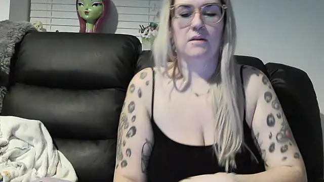 Snapshot of Sizzling_Indie36 chatting on January 11, 2026, 12:17 am Sizzling Indie36 online show from January 11, 2026, 12:17 am