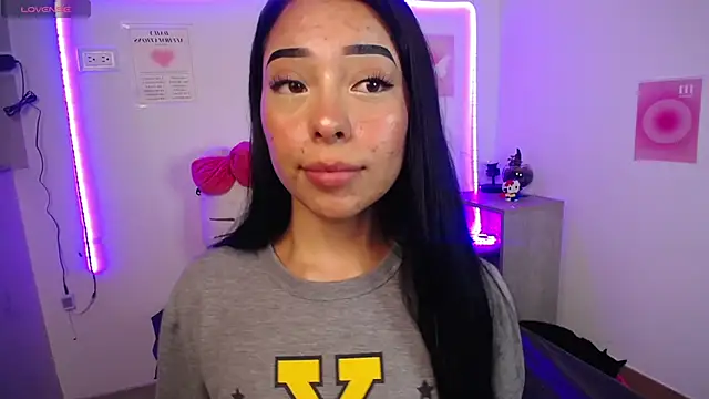 Snapshot of Emilybutterfly1 chatting on September 9, 2025, 1:05 am Emilybutterfly1 online show from September 9, 2025, 1:05 am