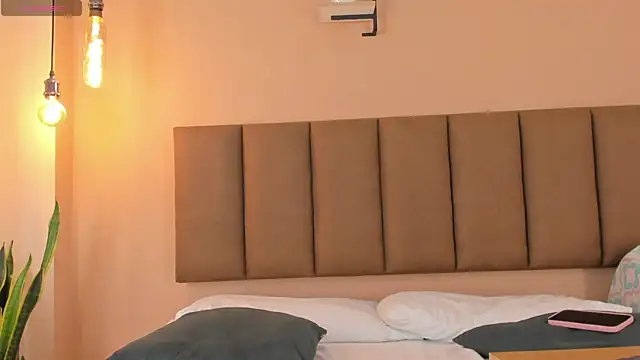 Snapshot of honeygray02 chatting on October 30, 2025, 12:25 pm honeygray02 online show from October 30, 2025, 12:25 pm