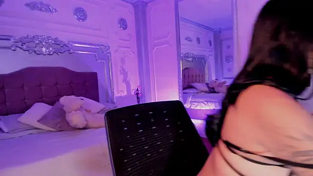 KatianPierce online show from December 4, 2025, 7:35 pm