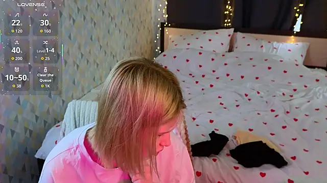 Snapshot of Tara_Lawson chatting on April 13, 2026, 11:03 am Tara Lawson online show from April 13, 2026, 11:03 am