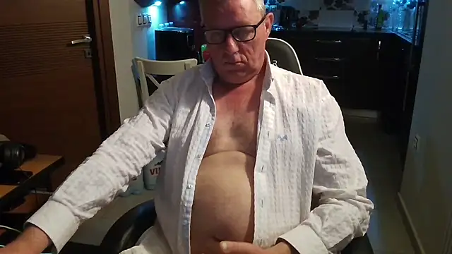 Snapshot of JamesBauer chatting on March 6, 2026, 4:18 am JamesBauer online show from March 6, 2026, 4:18 am