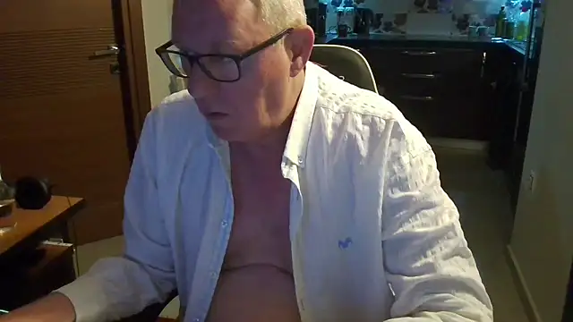 Snapshot of JamesBauer chatting on February 27, 2026, 4:01 am JamesBauer online show from February 27, 2026, 4:01 am