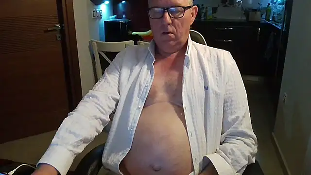 Snapshot of JamesBauer chatting on March 8, 2026, 4:05 am JamesBauer online show from March 8, 2026, 4:05 am