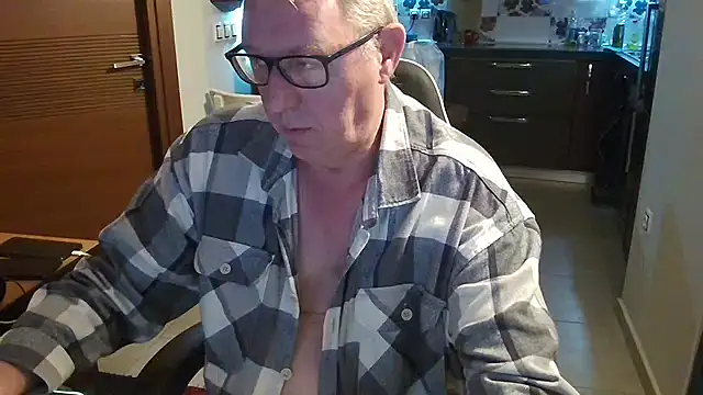 Snapshot of JamesBauer chatting on February 18, 2026, 4:32 am JamesBauer online show from February 18, 2026, 4:32 am