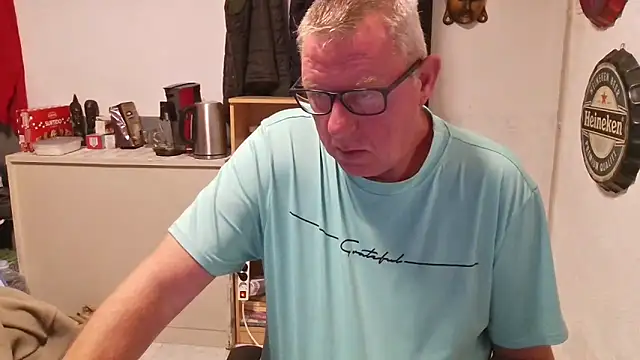 Snapshot of JamesBauer chatting on April 14, 2026, 4:17 am JamesBauer online show from April 14, 2026, 4:17 am