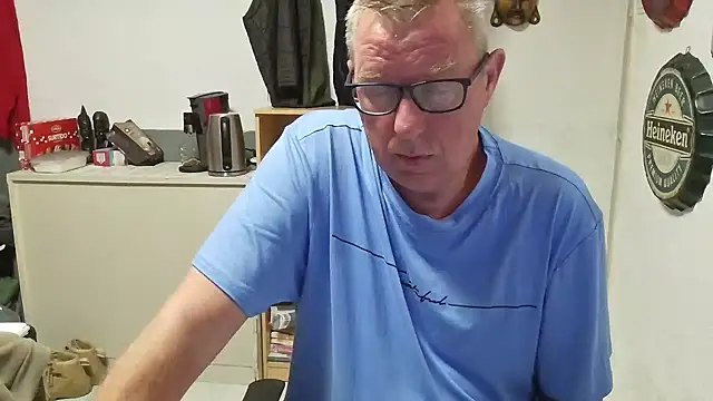 Snapshot of JamesBauer chatting on April 16, 2026, 4:35 am JamesBauer online show from April 16, 2026, 4:35 am