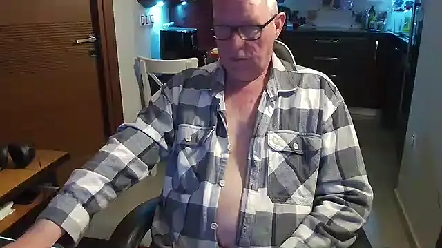 Snapshot of JamesBauer chatting on February 25, 2026, 5:07 am JamesBauer online show from February 25, 2026, 5:07 am