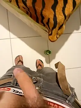 Snapshot of Dglo0000 chatting on February 28, 2026, 4:45 am Dglo0000 online show from February 28, 2026, 4:45 am