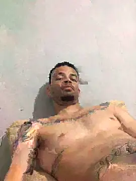 Snapshot of HenriquePhn chatting on February 5, 2026, 2:40 am HenriquePhn online show from February 5, 2026, 2:40 am