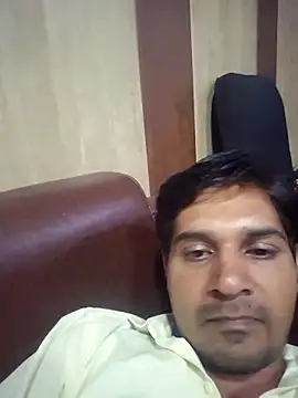 Snapshot of johnny8731 chatting on April 29, 2026, 2:43 pm johnny8731 online show from April 29, 2026, 2:43 pm