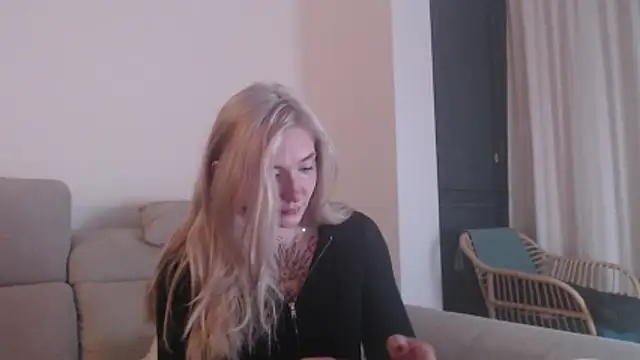 tattoobbgirl online show from December 4, 2025, 5:45 pm