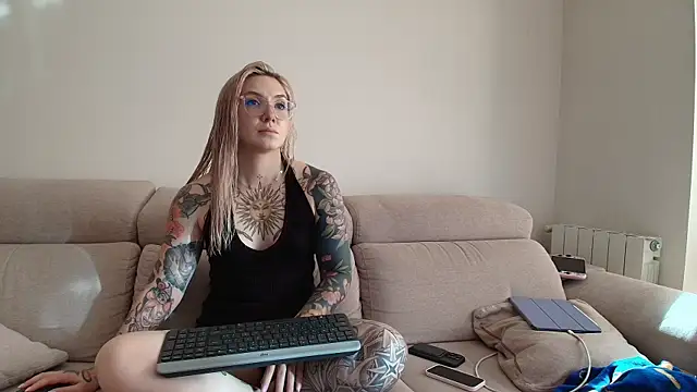 Snapshot of tattoobbgirl chatting on June 24, 2026, 4:16 pm tattoobbgirl online show from June 24, 2026, 4:16 pm