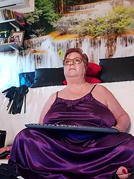 Snapshot of QueenPammy1 chatting on April 8, 2026, 5:42 am QueenPammy1 online show from April 8, 2026, 5:42 am