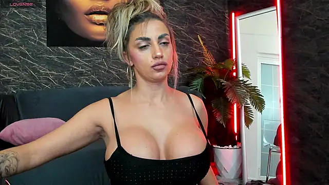 Snapshot of IzabelaTessa chatting on December 5, 2025, 8:17 pm IzabelaTessa online show from December 5, 2025, 8:17 pm