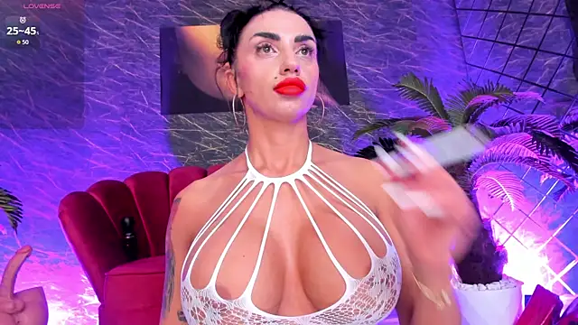 IzabelaTessa online show from June 1, 2026, 7:02 pm