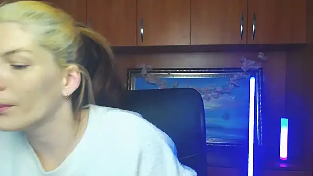 Snapshot of VanessaRey_ chatting on April 8, 2026, 6:59 am VanessaRey online show from April 8, 2026, 6:59 am