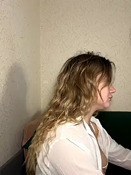 Snapshot of mollygirll chatting on December 18, 2025, 1:15 pm mollygirll online show from December 18, 2025, 1:15 pm