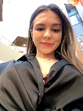 MilaBee online show from November 21, 2025, 8:35 am