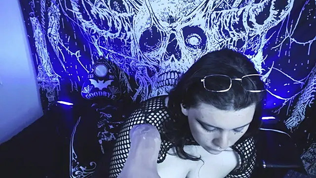 mikaskullcs online show from April 21, 2026, 1:42 am