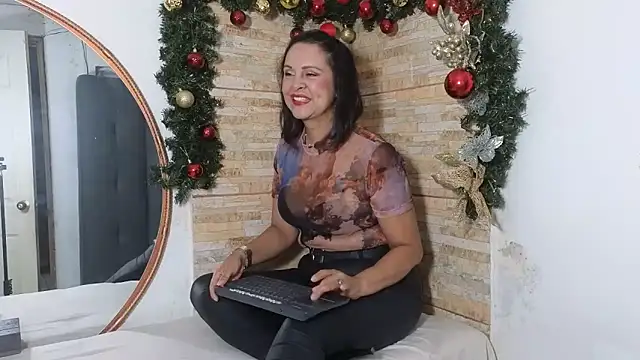 Amadamilf1980 online show from December 5, 2025, 8:50 pm