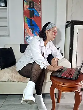 Amadamilf1980 online show from September 18, 2025, 8:01 pm