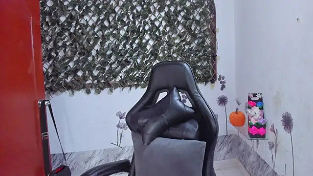 Sarahbrowm  online show from October 24, 2025, 6:51 pm