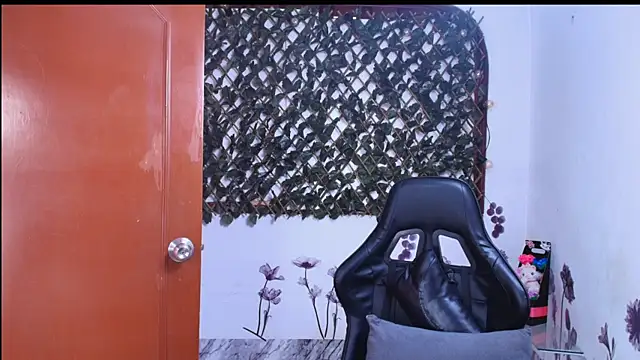 Sarahbrowm  online show from December 18, 2025, 8:34 pm