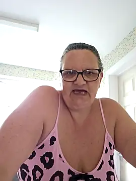 MissQueenBeex online show from April 19, 2026, 5:47 pm