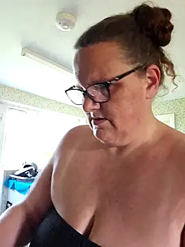 Snapshot of MissQueenBeex chatting on May 1, 2026, 3:50 pm MissQueenBeex online show from May 1, 2026, 3:50 pm