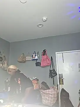 ItsBarbieBitcxxxx69 online show from November 15, 2025, 3:27 pm