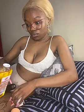 Snapshot of YummyMelanin117 chatting on October 1, 2025, 10:35 pm YummyMelanin117 online show from October 1, 2025, 10:35 pm