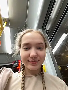 Snapshot of bambi_lu chatting on November 19, 2025, 5:35 pm bambi lu online show from November 19, 2025, 5:35 pm