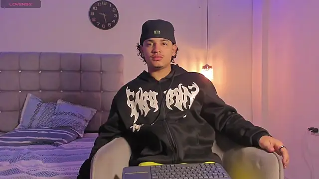 Snapshot of samxx_muscle chatting on October 23, 2025, 1:43 pm samxx muscle online show from October 23, 2025, 1:43 pm