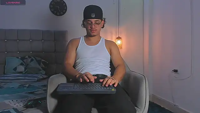 Snapshot of samxx_muscle chatting on December 3, 2025, 2:16 pm samxx muscle online show from December 3, 2025, 2:16 pm