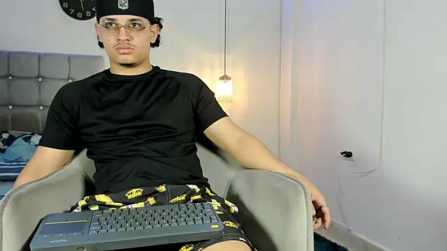 Snapshot of samxx_muscle chatting on November 8, 2025, 1:03 pm samxx muscle online show from November 8, 2025, 1:03 pm