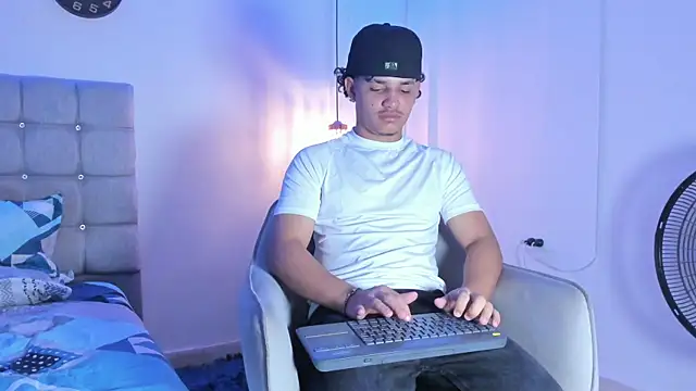 Snapshot of samxx_muscle chatting on September 12, 2025, 2:28 pm samxx muscle online show from September 12, 2025, 2:28 pm