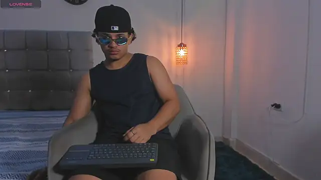 Snapshot of samxx_muscle chatting on December 15, 2025, 3:18 pm samxx muscle online show from December 15, 2025, 3:18 pm