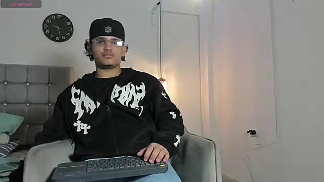 Snapshot of samxx_muscle chatting on November 12, 2025, 1:37 pm samxx muscle online show from November 12, 2025, 1:37 pm