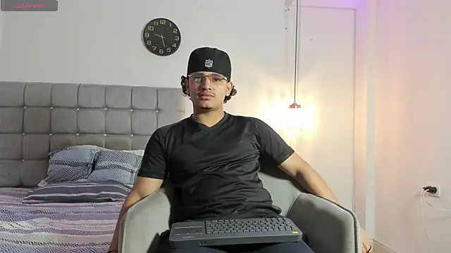 Snapshot of samxx_muscle chatting on October 27, 2025, 2:51 pm samxx muscle online show from October 27, 2025, 2:51 pm